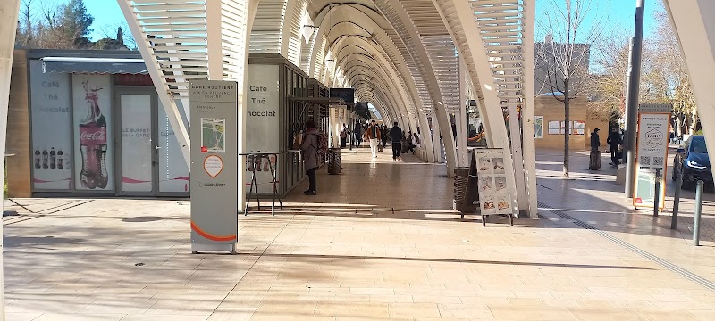 Gare routiere – main