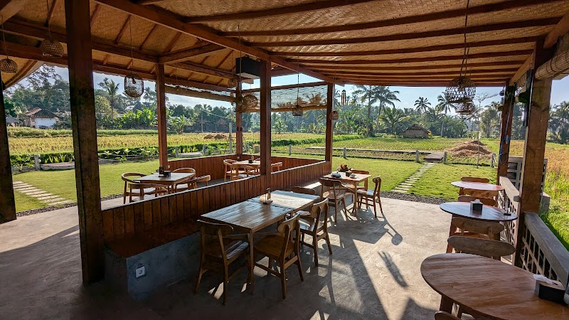 Famo Cafe Kayu Putih – main