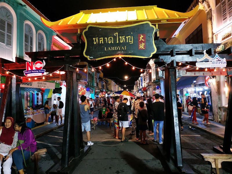 Lard Yai Sunday Night Market – main