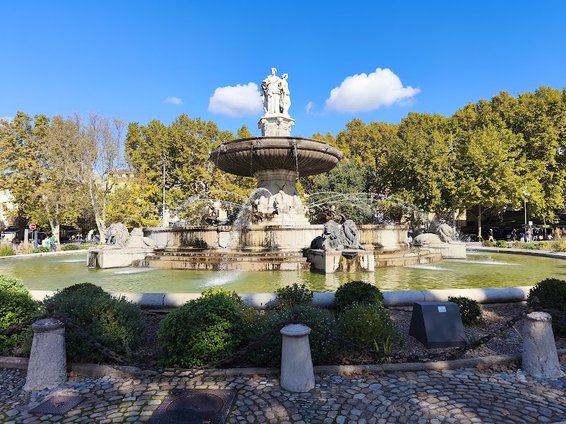 Fontaine de la Rotonde – main